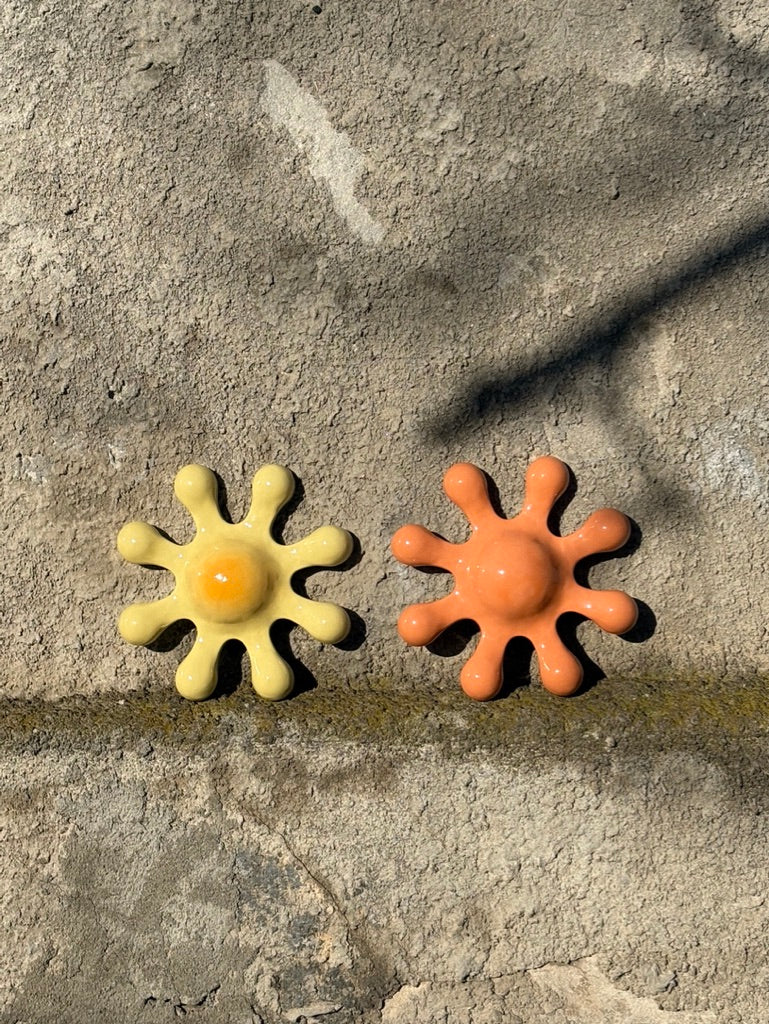 Ceramiczna ozdoba na ścianę inspirowana słońcem, kamionka barwiona w kolorze żółtym, wykonana w pracowni Tokiart 