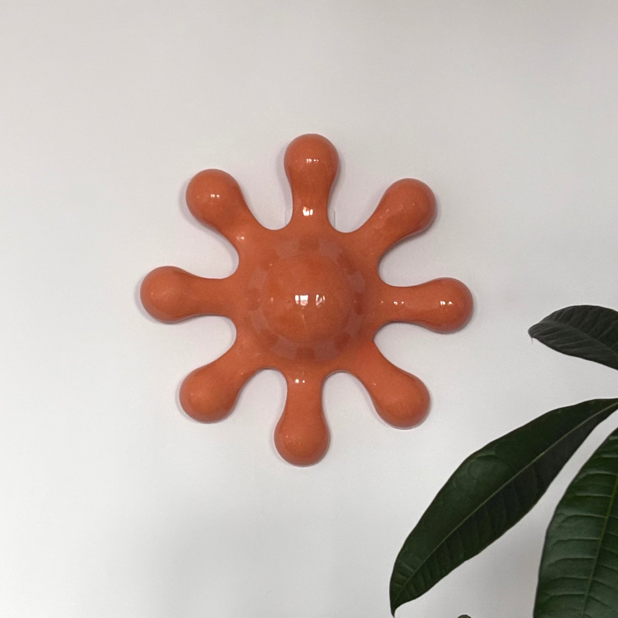 Ceramiczna ozdoba na ścianę inspirowana słońcem, kamionka barwiona w kolorze morelowym, wykonana w pracowni Tokiart 