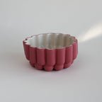 Ceramiczna salaterka, na zewnątrz barwiona kamionka w kolorze różowym, w środku masa w naturalnym kremowym kolorze, wykonana ręcznie w pracowni Tokiart