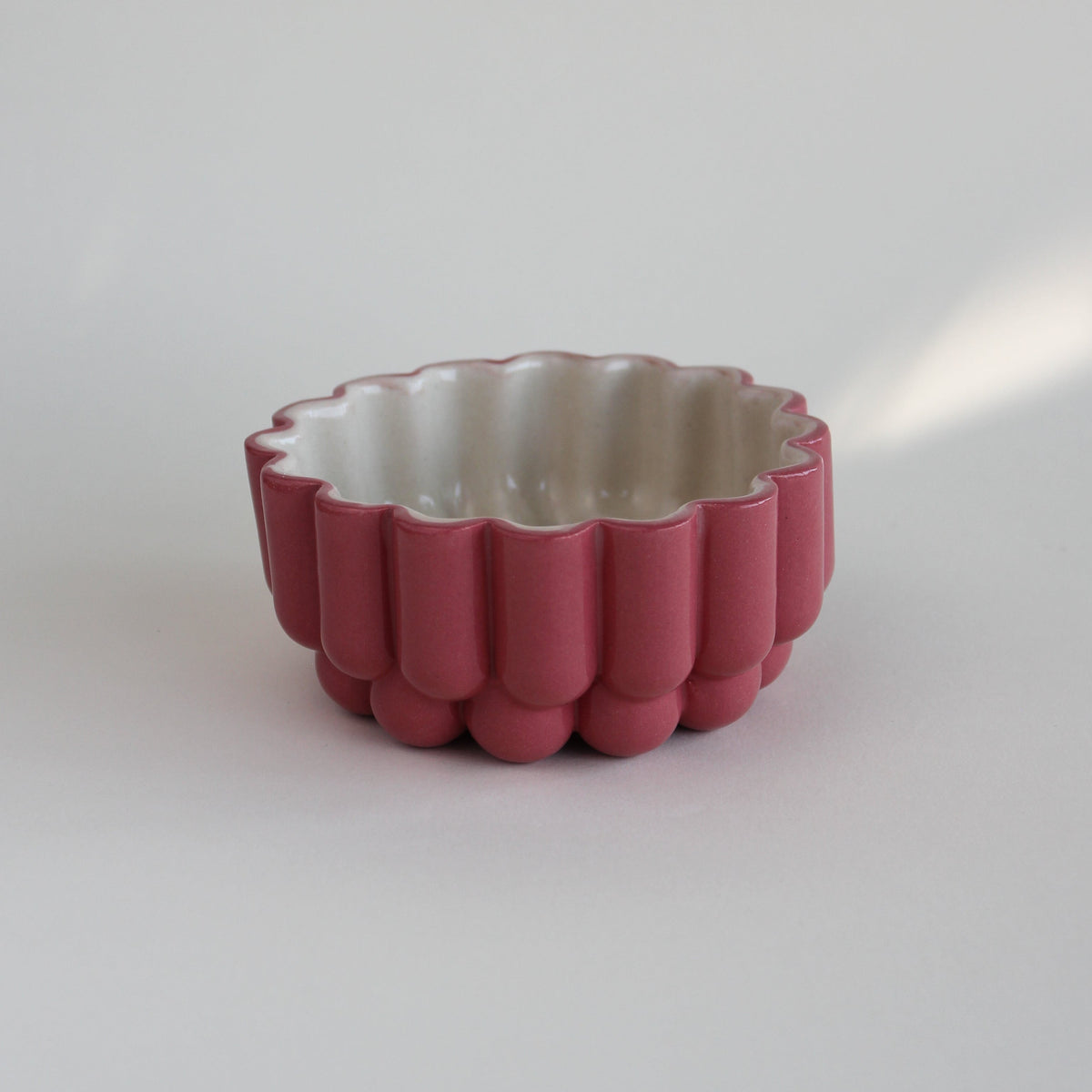 Ceramiczna salaterka, na zewnątrz barwiona kamionka w kolorze różowym, w środku masa w naturalnym kremowym kolorze, wykonana ręcznie w pracowni Tokiart