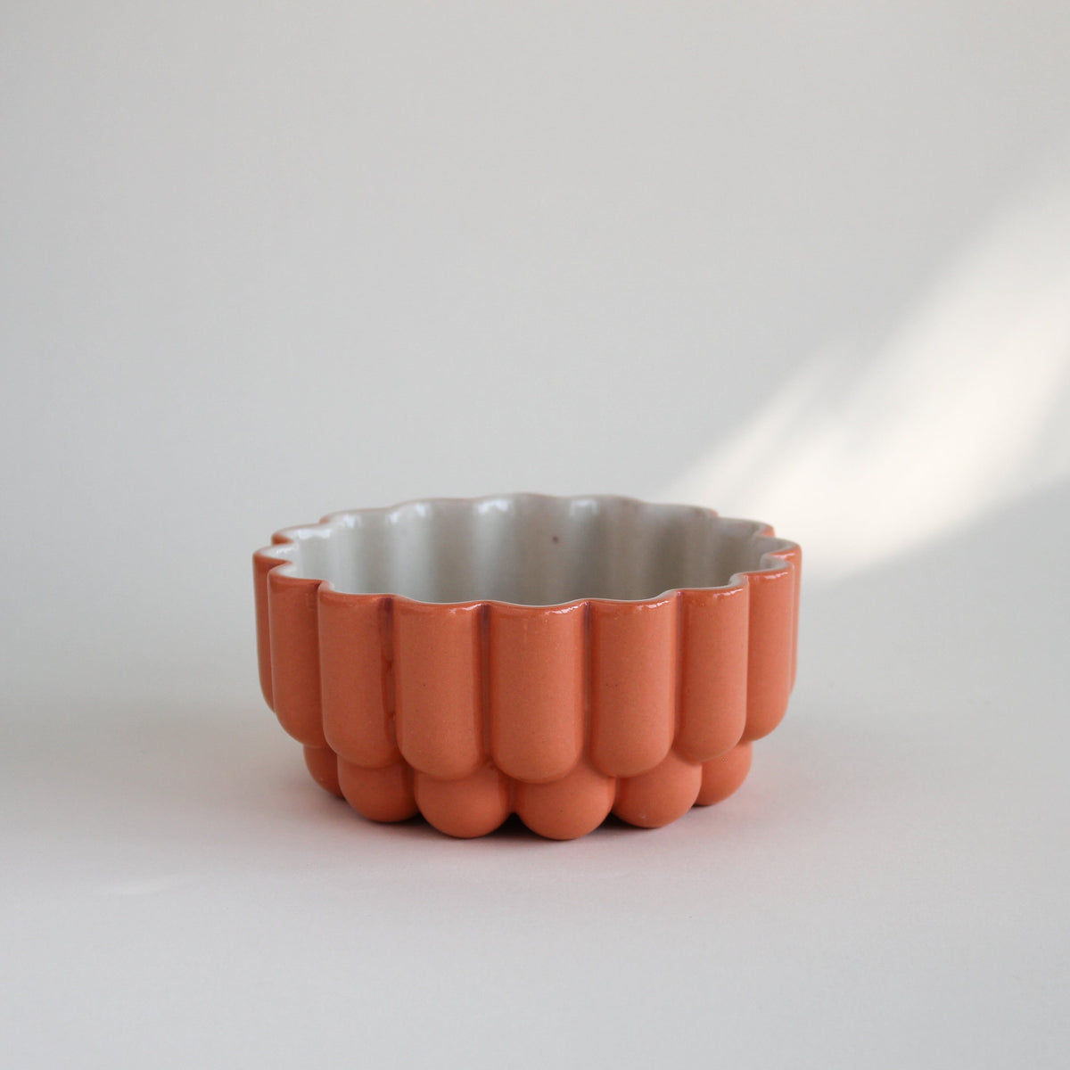 Ceramiczna salaterka, na zewnątrz barwiona kamionka w kolorze morelowym, w środku masa w naturalnym kremowym kolorze, wykonana ręcznie w pracowni Tokiart