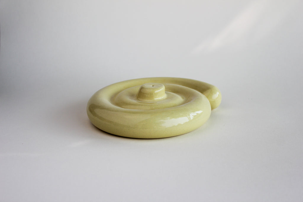 Ceramiczna podstawka na kadzidła w kształcie spirali, z kamionki w kolorze żółtym 