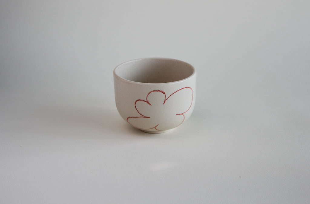 Ceramiczna czarka Oh z kamionki, kremowa z ręcznie rysowanym kwiatek w kolorze czerwonym 