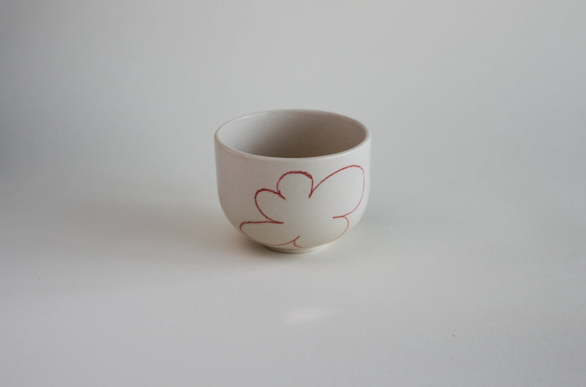 Ceramiczna czarka Oh z kamionki, kremowa z ręcznie rysowanym kwiatek w kolorze czerwonym 